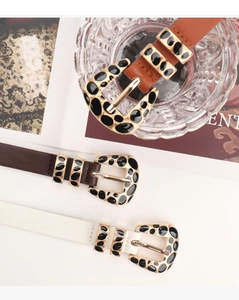 Detailansicht schmaler Ledergürtel mit einzigartigen ovalen Leopard-Metallschnallen