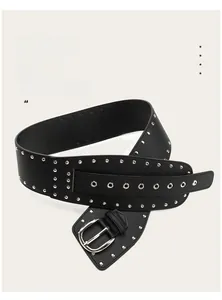 Détail d'une large ceinture corset noire punk Y2K avec clous métalliques argentés