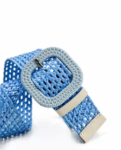 Détail de la ceinture tressée bleue avec boucle ovale et boucle à ardillon métallique