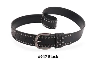 Détail d'une ceinture punk en cuir noir avec double rangée de rivets et boucle en D argentée