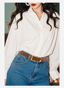 Klassischer brauner Ledergürtel mit goldener Schnalle zu blauen Jeans für Damen