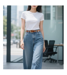 Détail d'une ceinture en cuir marron vintage avec boucle dorée sur un mannequin féminin
