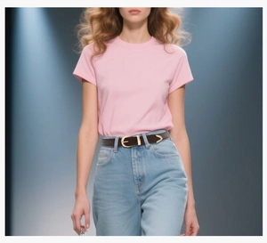 Dettaglio cintura in pelle marrone scuro con fibbia a ferro di cavallo dorata su jeans