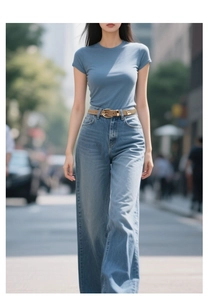 Ceinture en similicuir marron avec boucle en metal portee sur un jean bleu clair