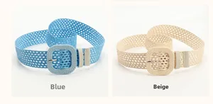Détails du tressage et boucles carrées des ceintures tressées en bleu et beige
