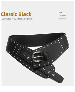 Détails de la ceinture punk noire avec des rivets métalliques argentés et une boucle à ardillon