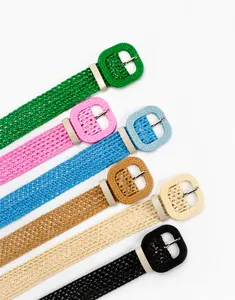 Détail de ceintures tressées en six couleurs avec boucles carrées assorties pour femmes