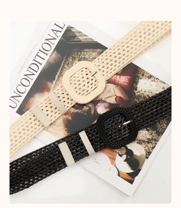 Vue rapprochée des ceintures tressées en noir et beige avec texture grillagée sur magazine