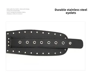 Détail d'œillets en acier inoxydable durable et de rivets sur une ceinture punk Y2K en similicuir
