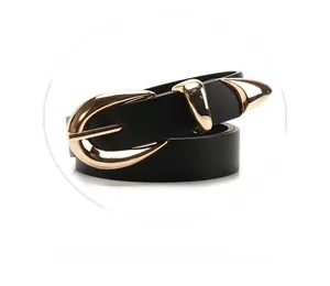 Détail de la ceinture noire avec boucle fer à cheval dorée et embout en métal poli