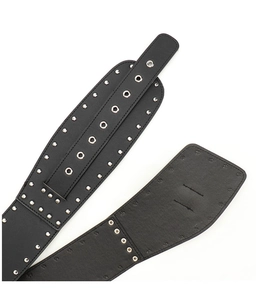 Détail de la ceinture large punk Y2K noire avec rivets argentés et boucle en métal