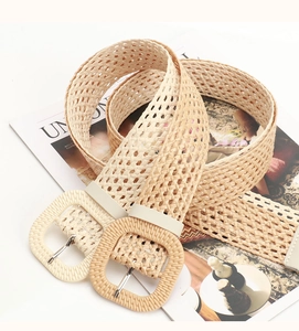 Détail de ceintures tressées bohèmes ajourées en beige et crème avec boucles carrées