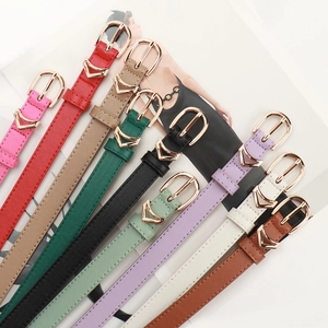 Cintura sottile da donna in ecopelle con fibbia a V dorata in nove colori alla moda