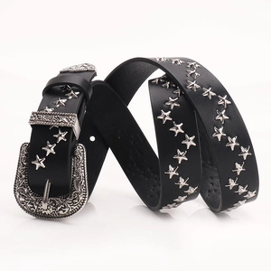 Ceinture punk en cuir noir avec rivets étoiles argentés et boucle en métal gravée