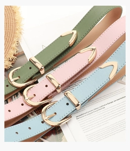 Tre cinture sottili in ecopelle colori macaron con fibbie a D in lega dorata lucida