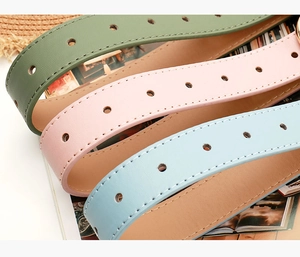 Dettaglio della trama della pelle e delle cuciture su cinture colorate da donna