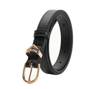 Elegante cintura sottile in pelle nera da donna con fibbia ovale dorata su sfondo bianco
