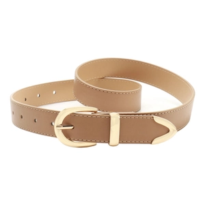 Cintura da donna in pelle marrone chiaro con fibbia dorata e punta in metallo su bianco