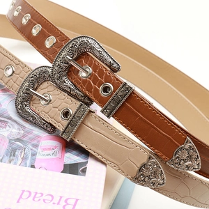 Set de cinturones vintage estilo western con hebillas grabadas y patrón de cocodrilo en piel