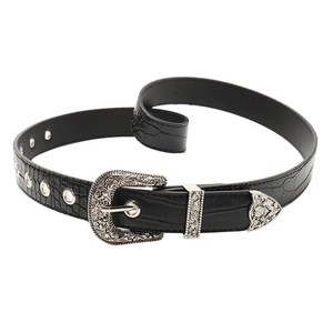 Cinturón negro vintage estilo western con hebilla tallada y textura de piedra