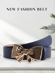 Detail van een marineblauwe PU-leren riem met een gouden vlindervormige legering gesp
