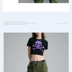 Λεπτομέρεια μαύρης punk ζώνης με ασημί καρφιά και στρατιωτικό πράσινο παντελόνι cargo