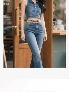 Detail van een glanzende gouden strik gesp op een blauwe PU-lederen riem voor damesjeans