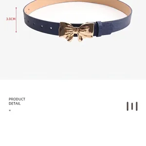 Detail van een donkerblauwe PU-lederen riem met gouden strikgesp en een breedte van 3,0 cm