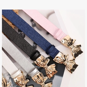 Detail van glitter PU-lederen damesriemen met decoratieve gouden strik metalen gespen