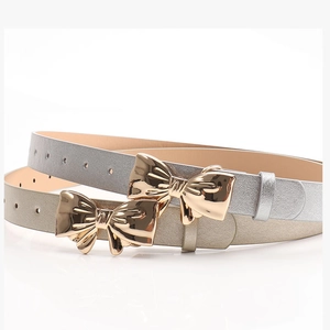 Detail van elegante metalen strikgesp en verstelbare PU-leren riem voor dames