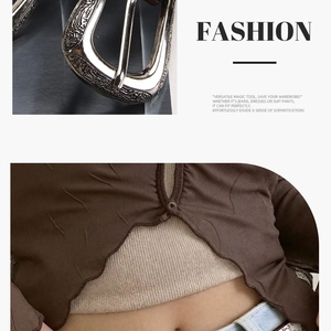 Détail d'une boucle de ceinture en métal vintage avec motif papillon pour femmes