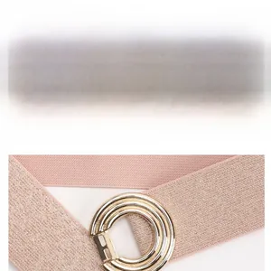 Detalle de cinturón elástico rosa con hebilla de múltiples anillos dorada