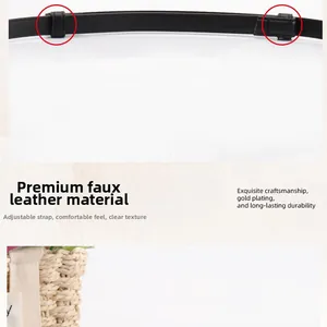 Détail de la ceinture réglable en similicuir avec coutures fines et doubles boucles