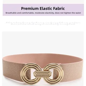 Detalle del cinturón elástico rosa con tejido de alta elasticidad y hebilla de doble aro