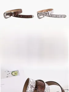Détail de la boucle de ceinture bohème avec motifs papillons et gaufrage floral