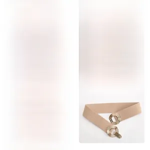 Collage de cinturones elásticos en seis colores con hebillas metálicas de doble aro dorado