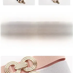 Detalle de hebilla de doble anillo entrelazado en cinturones elásticos en tres colores