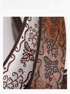 Détail de la ceinture vintage Y2K avec motifs papillons embossés et textures florales