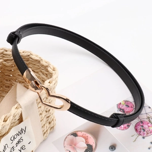 Ceinture fine en simili cuir noir pour femme avec une boucle en metal dore en forme de coeur