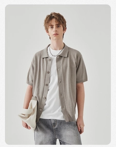 Dettaglio della texture del cardigan in maglia a maniche corte con colletto a rever
