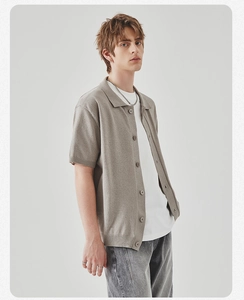 Dettagli del cardigan polo in maglia con bottoni e polsini a coste per uomo grigio chiaro