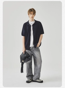 Dettaglio della trama a maglia del cardigan polo blu navy con t-shirt bianca