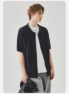 Cardigan polo uomo in maglia blu scuro abbinato a t-shirt bianca e jeans grigi casual