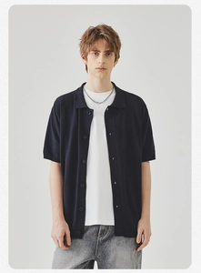 Dettaglio del cardigan polo a maglia blu navy a maniche corte con colletto a bottoni