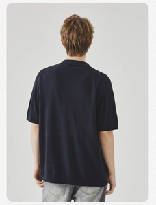Vista posteriore dettagliata di una polo in maglia blu scuro da uomo con bordo a coste