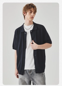 Dettaglio del cardigan polo in maglia a maniche corte blu navy con colletto e bottoni
