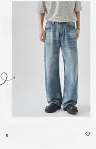 Dettaglio dei jeans dritti blu lavati retrò con estetica vintage e dettagli consumati