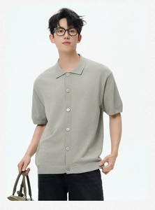 Dettaglio del cardigan polo in maglia a maniche corte con orlo a coste e bottoni premium