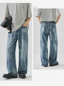 Dettaglio dei jeans azzurri strappati con elastico in vita e lavaggio vintage