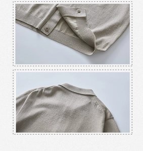 Dettaglio polo in maglia grigio chiaro con orlo a coste e colletto classico a bottoni